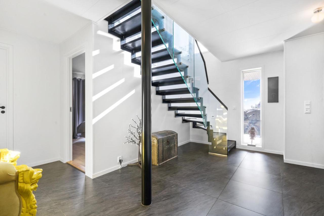 Nydelig Moderne Villa Med Fantastisk Beliggenhet. Kabelvåg Exterior foto